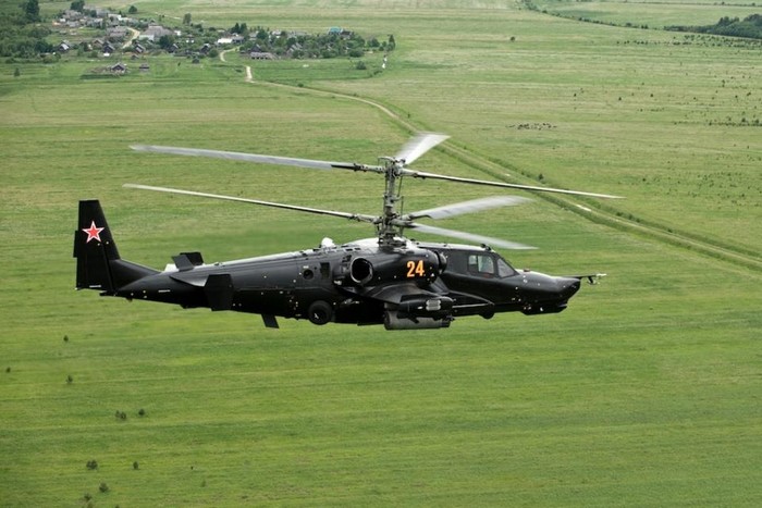 Theo các chuyên gia vũ khí, Ka-50 Black Shark kém hơn so với sản phẩm AH-64 Apache của Mỹ và Eurocopter Tiger của Châu Âu về trang bị điện tử.